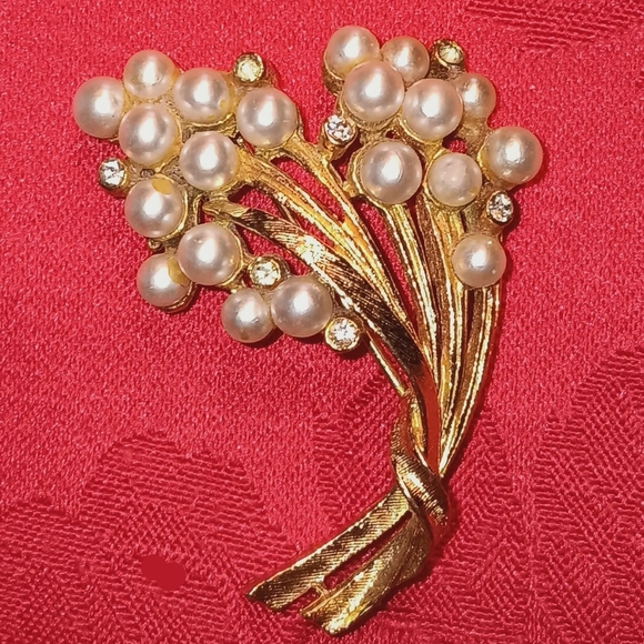 Vintage ART signed gold toned brooch by Mode-Art faux pearls & rhinestones rare - Picture 2 of 7